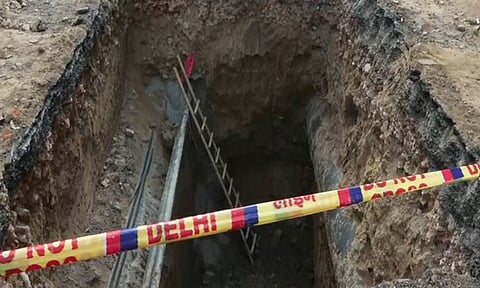 டெல்லி: சாலையில் மூடப்படாத பள்ளத்தில் விழுந்து இளைஞர் உயிரிழப்பு. 3 அரசு ஊழியர்கள் சஸ்பெண்ட்