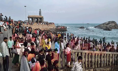 விடுமுறை தினம்: கன்னியாகுமரியில் குவிந்த சுற்றுலா பயணிகள்