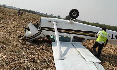 கர்நாடகா: சிறிய ரக விமானம் வயலில் விழுந்து விபத்து - 2 பேர் படுகாயம்