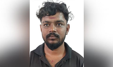 வாலிபரிடம் மது அருந்த பணம் கேட்டு அரிவாளால் தாக்கியவர் கைது