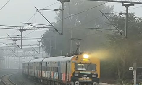 சென்னையில் கடும் பனிமூட்டம்: புறநகர் மின்சார ரயில்கள் தாமதம்