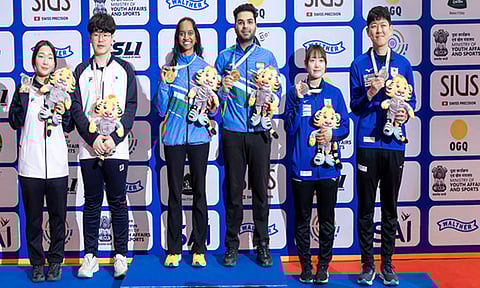 ஆசிய சாம்பியன்ஷிப் துப்பாக்கி சுடுதல்; தங்கம் வென்ற இளவேனில்-அர்ஜுன் இணை