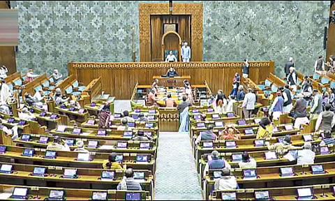 எதிர்க்கட்சிகள் முழக்கம்: மக்களவை 2 மணி வரை ஒத்தி வைப்பு