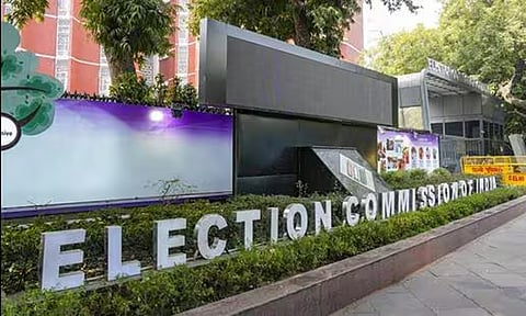 சட்டசபை தேர்தல்: அரசு அதிகாரிகளை இடமாற்றம் செய்ய தேர்தல் ஆணையம் உத்தரவு