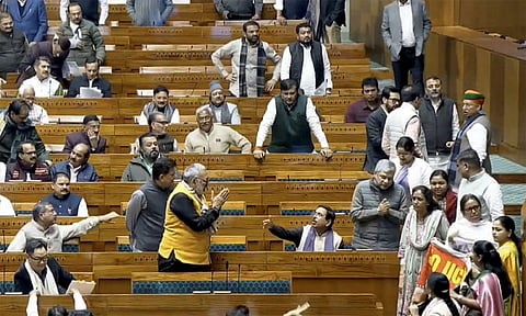 எதிர்க்கட்சிகள் தொடர் முழக்கம்: மக்களவை 2 மணி வரை ஒத்திவைப்பு