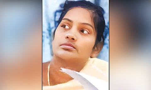 விவசாயியிடம் ரூ.4,000 லஞ்சம் வாங்கிய மின்வாரிய பெண் அதிகாரி கைது