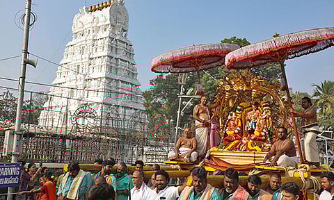 கற்பகவிருட்ச வாகனத்தில் எழுந்தருளி மாட வீதிகளில் வலம் வந்த கல்யாண வெங்கடேஸ்வரர்