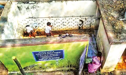 அரசு பள்ளியில் கழிவறையை சுத்தம் செய்த மாணவர்கள் - சிவகங்கையில் பரபரப்பு