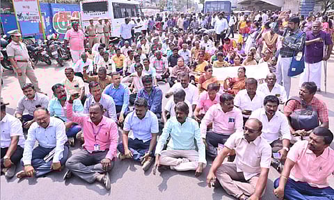 நெல்லையில் வருவாய்த்துறை சங்கத்தினர் சாலை மறியல்: 153 பேர் கைது