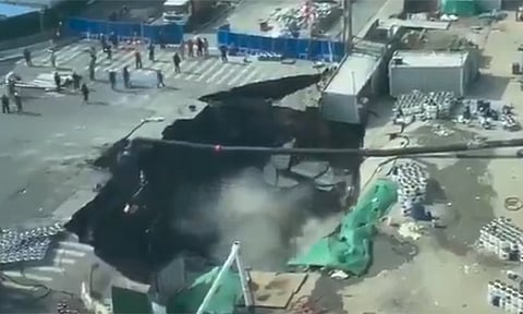 சீனா: சாலையில் ஏற்பட்ட திடீர் பள்ளம்; வெளியான பரபரப்பு வீடியோ காட்சி