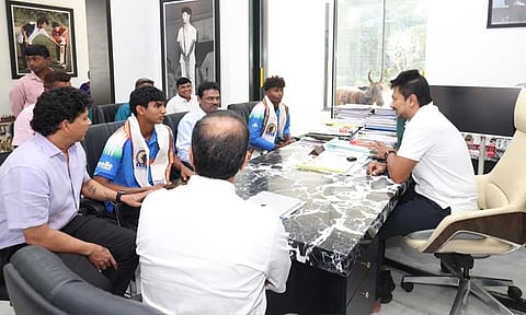 யு19 உலகக் கோப்பையை வென்ற தமிழக வீரர்களுக்கு உதயநிதி பாராட்டு