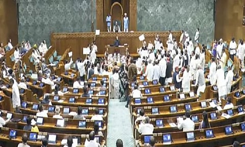 எதிர்க்கட்சிகள் அமளி; மக்களவை நாளை காலை வரை ஒத்திவைப்பு