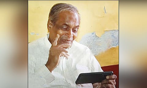 கனடாவில் சுட்டுக்கொல்லப்பட்ட மகனின் இறுதிச்சடங்கை செல்போனில் பார்த்து கண்ணீர்விட்டு கதறிய தந்தை