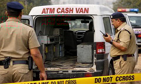 ஏ.டி.எம்.மில் நிரப்ப வந்த ரூ.60 லட்சத்துடன் வேன் டிரைவர் ஓட்டம்