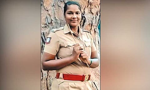 சென்னையில் பெண் போலீஸ் தூக்குப்போட்டு தற்கொலை: கணவர் கைது