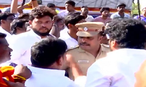 சேலம்: செய்தியாளர்களுடன் த.வெ.க.வினர் வாக்குவாதத்தில் ஈடுபட்டதால் பரபரப்பு