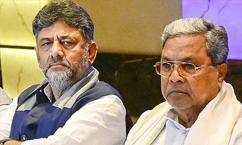 மேடையில் இருந்தும் பேசிக்கொள்ளாத சித்தராமையா - டி.கே.சிவக்குமார்