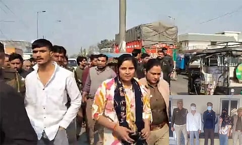 காதலர் தினத்தில் கள்ளக்காதலனுடன் பைக்கில் சென்ற இளம்பெண்; நடுரோட்டில் சண்டையிட்ட கணவன்