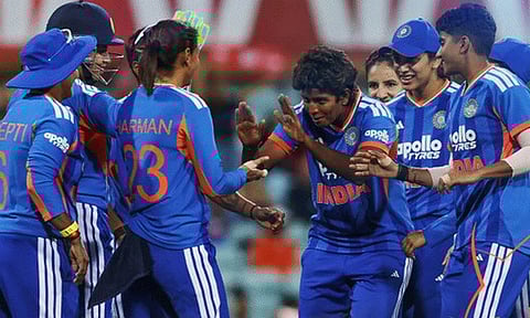 பெண்கள் கிரிக்கெட்: இந்தியாவுக்கு 134 ரன்கள் இலக்கு நிர்ணயித்த ஆஸ்திரேலியா