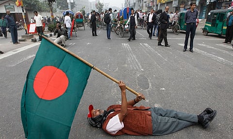 வங்காளதேசம்: பிரதமர் தேர்தலில் வெற்றி பெற்ற பி.என்.பி. கட்சி அலுவலகம் தீ வைத்து எரிப்பு