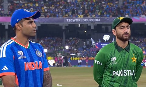 டி20 உலகக்கோப்பை: இந்தியாவுக்கு எதிராக டாஸ் வென்ற பாகிஸ்தான் பந்து வீச்சு தேர்வு