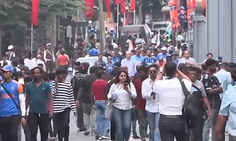 டி20 உலகக்கோப்பை: இந்தியா - பாகிஸ்தான் ஆட்டத்தை காண மைதானத்தில் குவியும் ரசிகர்கள்