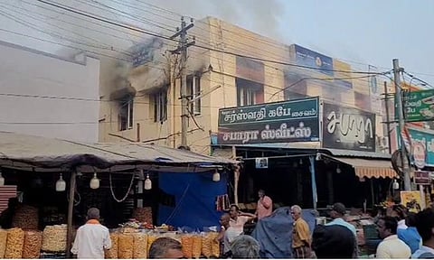 சங்கரன்கோவில் பேருந்து நிலையம் அருகே உள்ள இந்தியன் வங்கியில் தீ விபத்து