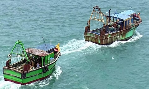 தமிழக மீனவர்கள் 25 பேர் கைது - இலங்கை கடற்படை அட்டூழியம்