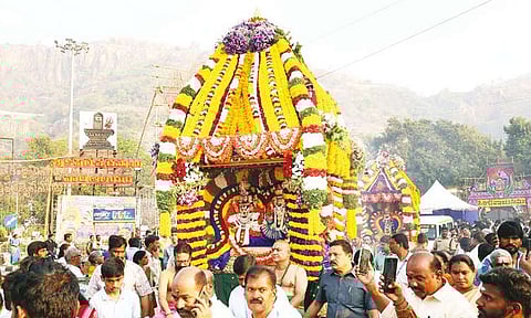 திருப்பதி நகர வீதிகளில் போகி தேர் வலம் வந்த காட்சி.