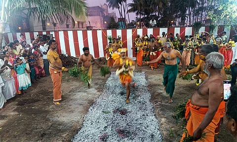 பக்தர் ஒருவர் பயபக்தியுடன் பூக்குழி இறங்கிய காட்சி