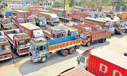 லாரி உள்ளிட்ட வாகனங்களுக்கான தகுதிச் சான்றிதழ் கட்டண உயர்வு 3 மாதங்களுக்கு ஒத்திவைப்பு