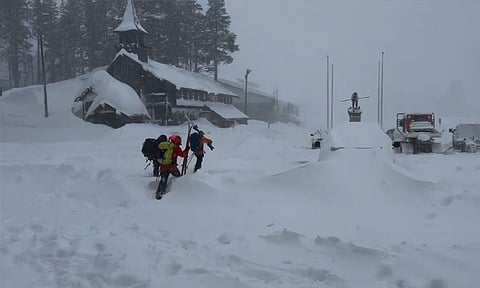 கலிபோர்னியா பனிச்சரிவு: சிக்கிய 15 பேரில் 6 பேர் மீட்பு 9 பேர் மாயம்