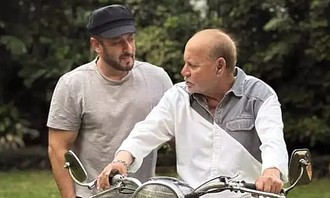 நடிகர் சல்மான் கானின் தந்தை ஆஸ்பத்திரியில் அனுமதி