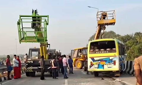 சுற்றுலா வேன் சாலை தடுப்பில் மோதி விபத்து; ஒருவர் பலி - 15 பேர் காயம்