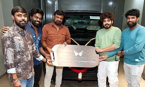 இயக்குனர் விக்னேஷ் கார்த்திக்கு சொகுசு கார் பரிசளித்த `ஹாட் ஸ்பாட் 2 மச்' தயாரிப்பாளர்கள்