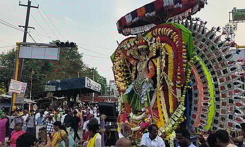 மயான கொள்ளை நிகழ்ச்சிக்காக அங்காளம்மன் ஊர்வலமாக சென்ற காட்சி.