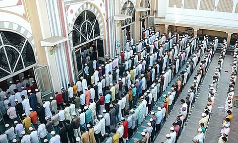 தெலுங்கானாவில் முஸ்லிம் ஊழியர்கள் ஒரு மணிநேரம் முன்னதாக செல்ல அனுமதி: மதத் தலைவர் கடும் கண்டனம்