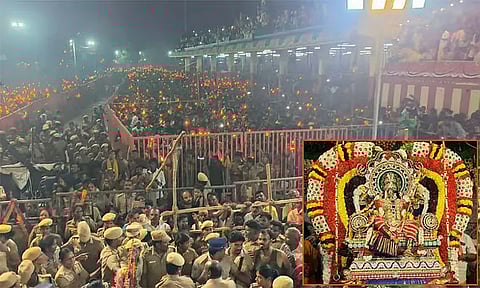 மேல்மலையனூர் அங்காளம்மன் கோவிலில் ஊஞ்சல் உற்சவம்