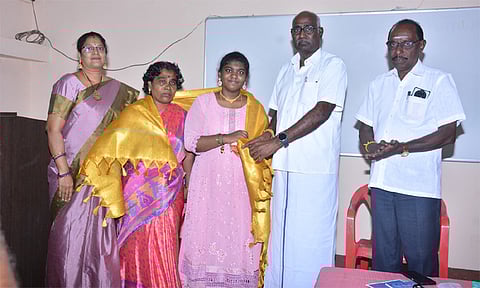 வினோத நோயால் பாதித்த மகளுடன் தினமும் பள்ளிக்கு வந்து பணிவிடை செய்யும் தாய் - சென்னை அருகே உருக்கம்