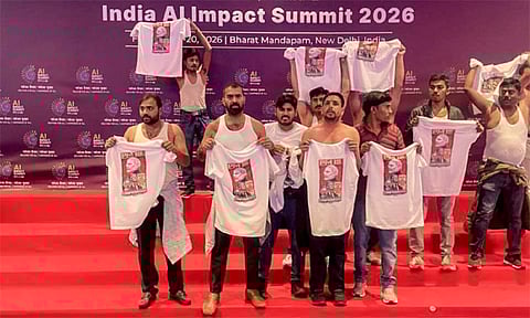 டெல்லி ஏ.ஐ. கண்காட்சி அரங்கத்திற்குள் புகுந்து காங்கிரஸ் கட்சியினர் போராட்டம் - 10 பேர் கைது