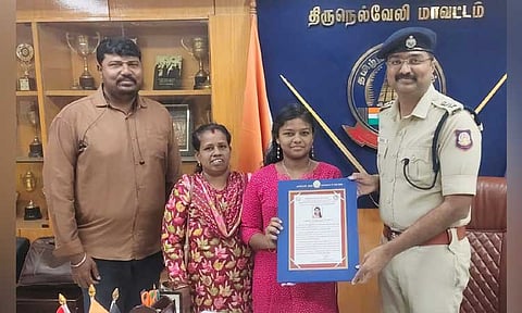 தமிழக அரசின் சிறந்த பெண் குழந்தை விருது பெற்ற மாணவி: நெல்லை எஸ்.பி. பாராட்டு