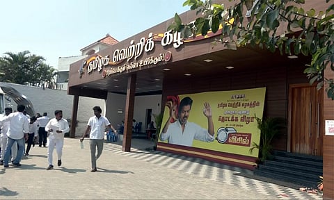 விருப்பமனு சமர்ப்பிக்க இன்றே இறுதி நாள்: வெறிச்சோடி காணப்பட்ட பனையூர் அலுவலகம்