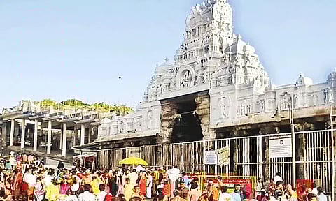 முகூர்த்த தினம்.. 100-க்கும் மேற்பட்ட திருமணம்.. களைகட்டிய திருச்செந்தூர் கோவில்