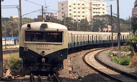 சென்னை புறநகர் மின்சார ரெயில்கள் ஆங்காங்கே நிறுத்தம் - பயணிகள் அவதி