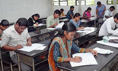 தமிழ்நாடு முழுவதும் டிஎன்பிஎஸ்சி குரூப்-2 பிரதானத் தேர்வு தொடங்கியது