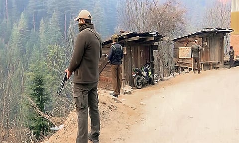 காஷ்மீரில் பாதுகாப்பு படையினர் துப்பாக்கி சூடு - மேலும் ஒரு பயங்கரவாதி சுட்டுக்கொலை