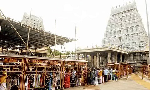 விடுமுறை தினம்: திருவண்ணாமலை அண்ணாமலையார் கோவிலில் குவிந்த பக்தர்கள்
