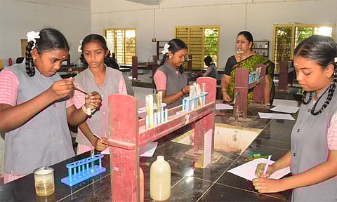 10-ம் வகுப்பு மாணவர்களுக்கு அறிவியல் செய்முறை தேர்வு நாளை தொடங்குகிறது