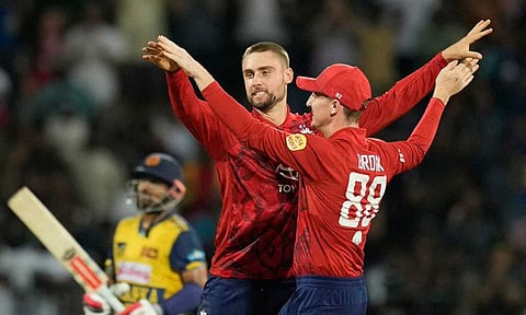 டி20 உலகக்கோப்பை: இங்கிலாந்து அபார பந்து வீச்சு... அடுத்தடுத்து விக்கெட்டுகளை இழந்து தடுமாறும் இலங்கை