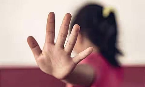 சாக்லெட் வாங்கி தருவதாக கூறி.. சிறுமிகளை பலாத்காரம் செய்த 64 வயது முதியவர்